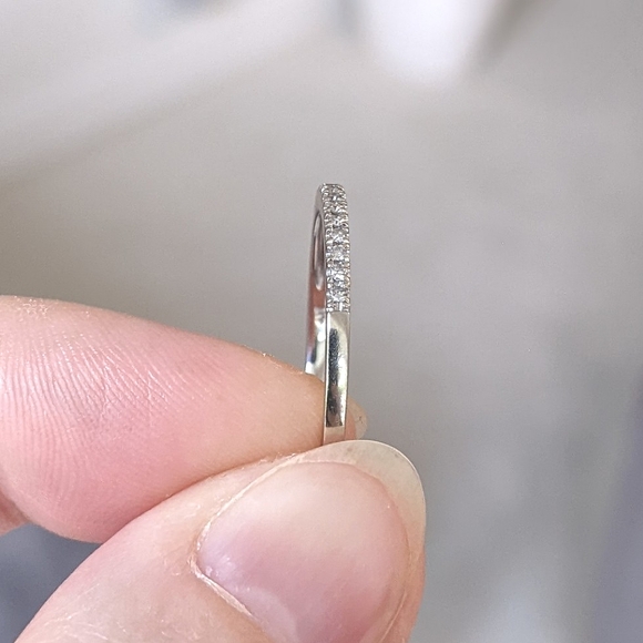 10K solid white gold diamond half eternity ring - Picture 5 of 12